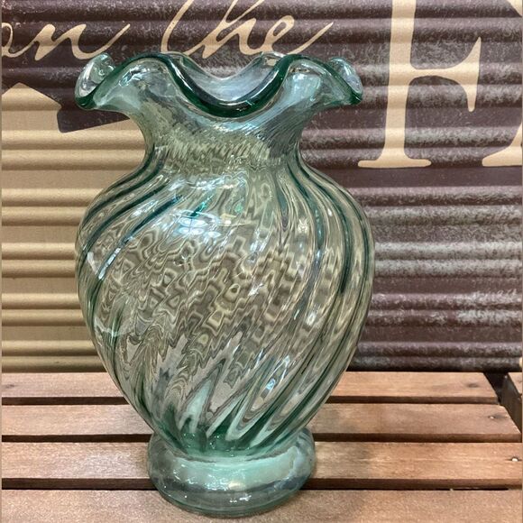 Fenton Elegant Green Clear Swirl Glass Vase Ruffle Top Centerpiece Flowers - Picture 5 of 11